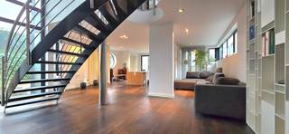 <strong>Voor een afspraak bel Tom: 0468/09 81 97 </strong><br /><br />Bent u opzoek naar een moderne woning met veel ruimte, licht en privacy? <br />Deze prachtige woning combineert comfort, kwaliteit en een uitzonderlijk ruimtelijk gevoel op een perceel van maar liefst 10a 12ca.<br /><br />De woning is rustig gelegen in een groene, bosrijke omgeving, vlak bij een natuurgebied, ideaal voor wandel- en natuurliefhebbers. Tegelijk geniet u van een vlotte bereikbaarheid naar belangrijke verbindingswegen en voorzieningen.<br /><br />Bij het binnenkomen van de woning valt onmiddellijk het open karakter op. De royale leefruimte van 68,50 m² baadt in het licht en straalt warmte uit dankzij de prachtige eiken parketvloer. Deze open indeling zorgt voor een aangenaam en ruim gevoel.<br />Aansluitend is er de moderne keuken van 21m² die naadloos aansluit op de leefruimte, ideaal voor wie houdt van gezellig samen koken en tafelen.<br />Verder beschikt de woning over 2 kinderslaapkamers, 1 master bedroom met aansluitend een dressing en een comfortabele badkamer.<br /><br />De volledige ingerichte kelder is een absolute meerwaarde: verwarmd en afgewerkt met een duurzame steentapijtvloer. Perfect als hobbyruimte, bureau of extra opslagruimte.<br />De tuin biedt rust en privacy. Met maar liefst drie grote terrassen geniet u op elk moment van de dag van zon of schaduw. Er is eveneens een carport met bergruimte aanwezig van 30m².<br /><br /><u>INDELING:</u><br />Gelijkvloers: inkomhal, apart toilet, zeer ruime leefruimte van 68,50 m² met aansluitend de moderne keuken van 21 m².<br />1ste verdiep: ruime badkamer met ligbad en inloopdouche, apart toilet, 2 kinderslaapkamers, master bedroom met dressing.<br />Kelder: wasplaats, serverlokaal, bureauruimte, hobbykamer en berging<br />Tuin: 3 grote terrassen en ene praktische tuinberging.<br /><br /><u>TROEVEN:</u>
<ul>
<li>bruikbare vloeroppervlakte : 351m²</li>
<li>perceel: 1.012 m²</li>
<li>ruimtelijk gevoel, veel lichtinval</li>
<li>EPC label B</li>
<li>open leefruimte en open keuken</li>
<li>ingerichte droge kelder</li>
<li>3 grote terrassen</li>
<li>rustige ligging</li>
</ul>
<strong>Voor meer info of een afspraak bel Tom: 0468/09 81 97 of mail naar info@immobennysimons.be</strong><br />