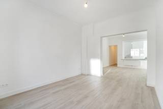 Zoek je een instapklaar appartement op een toplocatie vlakbij het centrum van Kortrijk? Dan mag je dit pas gerenoveerde appartement zeker niet missen!<br /><br />TROEVEN<br />- Grondig gerenoveerd, alles fris en nieuw<br />- Direct te bewonen<br />- Vlot bereikbaar via invalswegen, dichtbij het station, centrum Kortrijk, Colruyt,...<br />- Zonnige en lichtrijke ruimtes<br />- Afwerking met kwaliteitsvolle materialen<br />- Terras met handige bergruimte<br /><br />INDELING<br />Vanuit de inkomhal kom je in de lichtrijke leefruimte, die overloopt in de keuken die nog volledig naar wens kan gekozen worden en zal uitgevoerd worden door de huidige eigenaar. Het appartement telt daarnaast een ruime slaapkamer en een badkamer.<br />Aansluitend is er een aangenaam terras, voorzien van een praktische berging.<br /><br />INTERESSE?<br />Neem contact op met Vlaemynck Vastgoed voor meer info of om een bezoek in te plannen.<br /><br />REF.: AI/26094/K<br />UC: 20260723-0003321291-RES-2