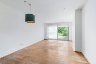 <br /><br /><u><strong>Te koop:</strong></u> karaktervolle gesloten woning in de Dalemstraat, Everberg, gelegen in een groene en bosrijke omgeving, nabij openbaar vervoer.<br /><br />Deze woning uit de periode 1919-1930 combineert authentieke charme met praktische voordelen. Dankzij het EPC-label C is er geen renovatieverplichting, de woning is asbestveilig en beschikt over een conform elektrisch attest – een zorgeloze aankoop. De rustige, residentiële ligging biedt een landelijk gevoel met alle voorzieningen binnen handbereik.<br /><br /><u><strong>Belangrijkste ruimtes:</strong></u><br />• Woonkamer (15 m²) met gezellige sfeer<br />• Eetkamer (8,8 m²) aansluitend op de keuken<br />• Keuken (10 m²) met functionele indeling<br />• Bureel (6,5 m²) ideaal voor thuiswerk<br />• Badkamer (6,5 m²) met basisvoorzieningen<br />• 3 slaapkamers (13,5 m², 13,4 m² en 16 m²)<br />• Berging (6,2 m²) voor extra opslag<br />• Terras (9,6 m²) voor buitenmomenten<br />• Inkomhal (3,3 m²) en hal (4,3 m²)<br />• Toilet<br /><br /><u><strong>Troeven:</strong></u><br />• Geen renovatieverplichting dankzij EPC-label C<br />• Asbestveilig<br />• Conform elektrisch attest<br /><br />Meer informatie of een bezoek met Nicolas Geeraerts? Contacteer ons via +3223351115<br />JOUW DROOMHUIS. ZO GEVONDEN!