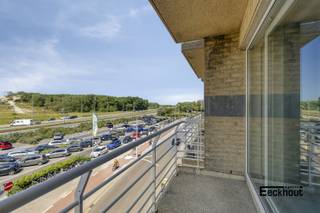 Instapklaar appartement met zonneterras op een gegeerde ligging te Bredene-Duinen! Het gebouw bevindt zich in een levendige buurt, vlakbij het strand, diverse winkels en supermarkten, gezellige bistro's en restaurantjes en op enkele passen van de tramhalte.<br />Indeling: inkom met vestiaire, living met terras met zicht op duinengordel, ingerichte open keuken, berging, badkamer met douche en lavabo, afzonderlijk toilet, 1 ruime slaapkamer met kastenwand en bureel. <br />In het gebouw is er een gemeenschappelijke fietsenberging.<br />Unieke mogelijkheid tot aankoop van 2 achtereen liggende autostaanplaatsen rechtstreeks palende aan de straat (vlot inrijdbaar).<br />Dit appartement is ideaal voor zowel een vaste woonplaats, een investering of een tweede verblijf!
