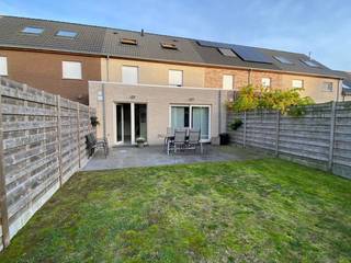 <strong>Te koop – Instapklare gezinswoning uit 2012 op een rustige ligging nabij Nieuwpoort</strong><br /><br /><span><span><span><span><span><span><span><span><span><span><span><span><span><span>Op zoek naar een </span><span><strong>aangename gezinswoning met tuin en garage</strong></span><span> aan de Belgische kust?<br /><br />Deze verzorgde woning, gebouwd in </span><span><strong>2012</strong></span><span>, is gelegen in een </span><span><strong>rustige en residentiële wijk op het grondgebied van Oostduinkerke, op de grens met Nieuwpoort</strong></span><span>.</span></span></span></span></span></span></span></span></span></span></span></span></span></span><br /><span><span><span><span><span><span><span><span><span><span><span><span><span><span>De woning beschikt over </span><span><strong>4 slaapkamers en 2 badkamers</strong></span><span>, waardoor ze ideaal is als gezinswoning, tweede verblijf of interessante investering.</span></span></span></span></span></span></span></span></span></span></span></span></span></span><br /><span><span><span><span><span><span><span><span><span><span><span><span><span><span>De </span><span><strong>aangename tuin</strong></span><span> biedt ruimte om volop te genieten van het buitenleven. Via een </span><span><strong>achterliggende poort</strong></span><span> is de tuin bovendien gemakkelijk bereikbaar, wat praktisch is voor fietsen, tuinmateriaal of het dagelijks gebruik.</span></span></span></span></span></span></span></span></span></span></span></span></span></span><br /><span><span><span><span><span><span><span><span><span><span><span><span><span><span>Daarnaast beschikt de woning over een </span><span><strong>garage</strong></span><span>, een extra troef die aan de kust zeker niet te onderschatten is.</span></span></span></span></span></span></span></span></span></span></span></span></span></span><br /><span><span><span><span><span><span><span><span><span><span><span><span><span><span>Een bijkomend pluspunt voor investeerders: </span><span><strong>de woning is momenteel op jaarbasis verhuurd</strong></span><span>, waardoor er vanaf de aankoop meteen sprake is van een bestaande huursituatie en opbrengst.</span></span></span></span></span></span></span></span></span></span></span></span></span></span><br /><br /><span><span><span><span><span><span><span><span><span><span><span><span><span><span><strong>Troeven op een rij:</strong></span></span></span></span></span></span></span></span></span></span></span></span></span></span>
<ul>
<li><span><span><span><span><span><span><span><span><span><span><span><span><span><span><span>Bouwjaar </span><span><strong>2012</strong></span></span></span></span></span></span></span></span></span></span></span></span></span></span></span></li>
<li><span><span><span><span><span><span><span><span><span><span><span><span><span><span><span>Rustige en residentiële wijk</span></span></span></span></span></span></span></span></span></span></span></span></span></span></span></li>
<li><span><span><span><span><span><span><span><span><span><span><span><span><span><span><span><strong>4 ruime slaapkamers</strong></span></span></span></span></span></span></span></span></span></span></span></span></span></span></span></li>
<li><span>West-gerichte tuin </span></li>
<li><span>Garage</span></li>
<li><span>Bad en douchekamer</span></li>
<li><span><span><span><span><span><span><span><span><span><span><span><span><span><span><span>Praktische achteringang via een poortje naar de tuin</span></span></span></span></span></span></span></span></span></span></span></span></span></span></span></li>
<li><span><span><span><span><span><span><span><span><span><span><span><span><span><span><span>Momenteel </span><span><strong>op jaarbasis verhuurd</strong></span></span></span></span></span></span></span></span></span></span></span></span></span></span></span></li>
<li><span><span><span><span><span><span><span><span><span><span><span><span><span><span><span>Interessant als gezinswoning én als investering</span></span></span></span></span></span></span></span></span></span></span></span></span></span></span></li>
</ul>
<span><span><span><span><span><span><span><span><span><span><span><span><span><span><strong>Een veelzijdige woning op een aantrekkelijke kustlocatie, met ruimte, comfort en een interessante ligging vlak bij Nieuwpoort.</strong></span></span></span></span></span></span></span></span></span></span></span></span></span></span><br />