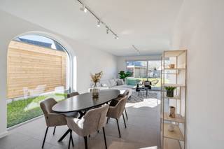 Binnenkort uw nieuwe energiezuinige thuis in een DOODLOPENDE STRAAT in Maldegem maken? Mis deze kans niet!<br /><br />Deze nieuwbouwwoningen zijn volledig instapklaar afgewerkt inclusief schilderwerken.<br /><br />De woningen scoren zeer goed qua energiezuinigheid (E-peil: 16) dankzij de GEOTHERMISCHE WARMTEPOMPEN met vloerverwarming op het gelijkvloers, ZONNEPANELEN, superisolerende beglazing, vloer- muur- en dakisolatie, ventilatie type D,…<br /><br />De keukens zijn voorzien van AEG kwaliteitstoestellen, composiet werkblad, .. .<br /><br />De woningen zijn gelegen op wandelafstand van verschillende supermarkten en vlakbij centrum Maldegem. Daarnaast is er een vlotte verbinding met Antwerpen via de N49 en met het binnenland via de E40 te Aalter.<br /><br />De leefruimtes en tuinen zijn allen zuid én zuidwest gericht, waardoor u steeds voldoende zon- en lichtinval geniet dankzij de grote schuiframen.<br /><br />Deze woning is de laatst beschikbare binnen dit project. Mis deze kans niet.<br /><br />Contacteer Bonne Vastgoed 7 op 7 via 050/73.73.73 of info@bonnevastgoed.be