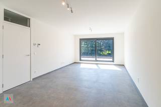 <span>Energiezuinig appartement op de eerste verdieping, in residentie 'Guldenhof', met zongeoriënteerd terras.</span><br /><span>Rustig gelegen in het centrum van Loenhout.</span><br /><br /><span>Indeling </span><span>: </span><br /><span>inkomhal, toilet, berging, woonkamer met open ingerichte keuken en aansluitend terras en tuintje, twee slaapkamers, badkamer ;</span><br /><span>autostaanplaats P10 en kelderberging nr. 10 in ondergrondse parkeergarage. </span><br /><br /><span>Residentie 'Guldenhof' is voorzien van zonnepanelen en gekwalificeert als 'Bijna Energie Neutraal' ('BEN'). </span>