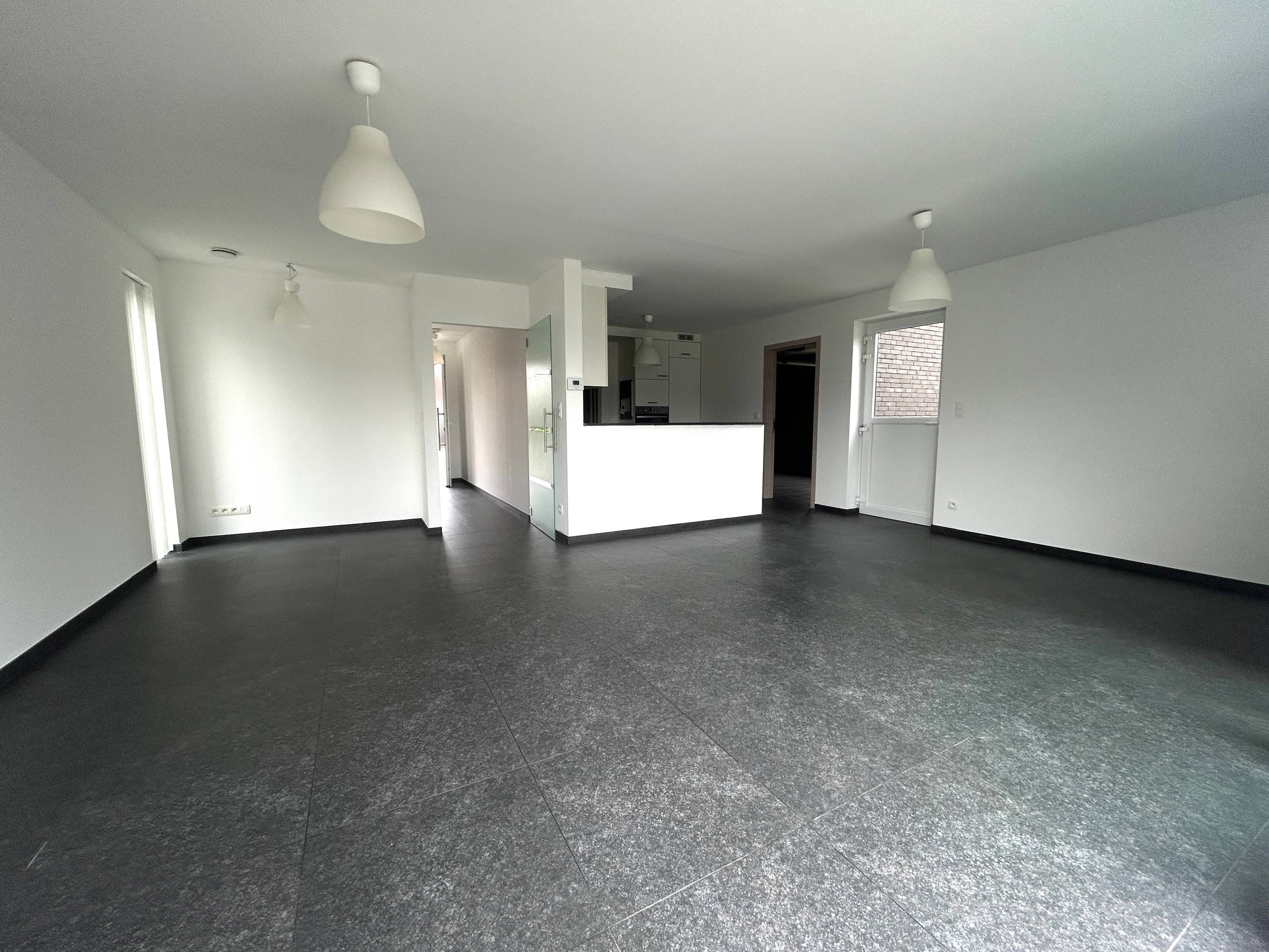 Moderne alleenstaande villa met 3 slaapkamers en garage. - foto 4