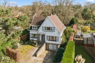 Deze woning is gelegen in een rustige, groene straat nabij de dorpskern en de Dijlevallei.U betreedt de woning via de inkomhal met gastentoilet...