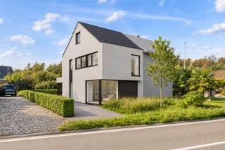 <p><span>Ruime, kwalitatieve nieuwbouwwoning met 4 slk te koop te Duffel.<br /><br />De vermelde prijs is voor de bouwgrond € 140.000-, (excl. 12% registratierechten) en de woning sleutel op de deur afgewerkt € 401.420-, (excl. 21% btw). Totaalprijs: € 541.420,-.<br /></span></p>
<p>Algemeen:<br />- Nog te bouwen halfopen woning<br />- Luxueuze BEN-woning met uitzonderlijke afwerkingsgraad<br />- Ruim en energiezuinig met zonnepanelen<br />- De woning wordt gebouwd volgens hedendaags comfort en technieken (warmtepomp, vloerverwarming, ventilatie D, zonnepanelen,…)<br />- Aluminium buitenschrijnwerk<br />- De grootte van de woning kan nog aangepast worden<br />- Graad en manier van afwerken (materialen, stijl,…) zijn nog naar keuze van de koper<br />- De indeling kan op maat uitgewerkt worden. Aarzel dus niet om je eigen ideeën voor te stellen<br /><br />Het perceel is Zuid georiënteerd.<br /><br />De koper heeft ook de mogelijkheid om de woning casco aan te kopen.</p>
<p>Plannen en lastenboek zijn te bekomen op aanvraag.</p>