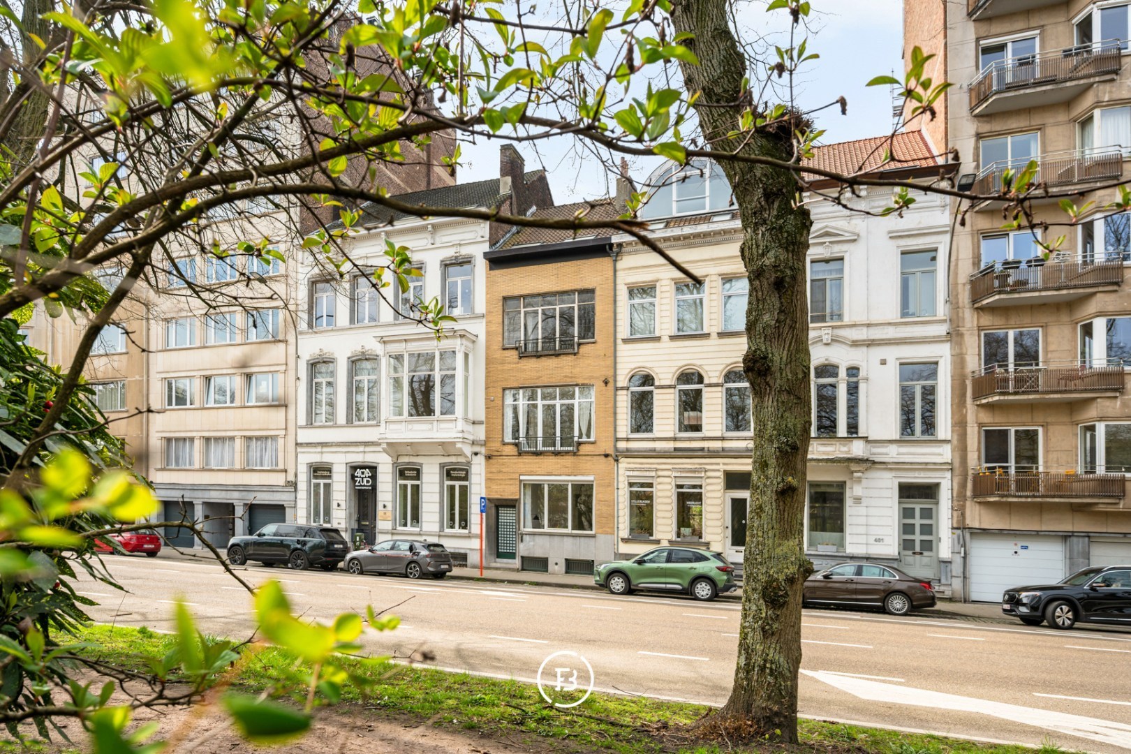 Authentic city house with frontal view of the South Park. - photo 4