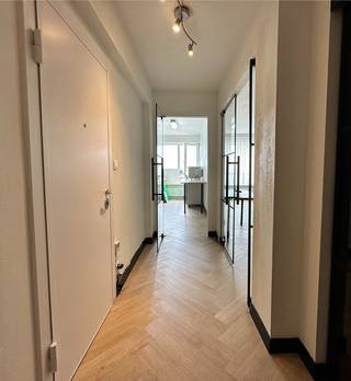 Op zoek naar een instapklaar appartement op een centrale ligging? Dit volledig vernieuwde appartement (2024/2025) combineert een moderne afwerking met alle hedendaagse comfort.<br /><br />Het appartement beschikt over een lichtrijke leefruimte met sierhaard, een volledig uitgeruste keuken met onder andere een vaatwasser en combioven met stoomfunctie, twee slaapkamers, een badkamer met bad en aansluitingen voor wasmachine en droogkast, een apart toilet en een aangenaam terras. Daarnaast is er een gemeenschappelijke fietsenstalling.<br /><br />De toegang tot het gebouw verloopt via het moderne Intratone-systeem, waarmee u bezoekers eenvoudig via een app op uw smartphone kunt beheren.<br /><br />Gelegen in een aangename buurt, vlak bij winkels, openbaar vervoer, scholen en belangrijke invalswegen, geniet u hier van een uitstekende bereikbaarheid en alle voorzieningen binnen handbereik.<br /><br />Pluspunten: <br />- Volledig gerenoveerd in 2024-2025<br />- Gemeenschappelijke fietsenberging<br />- Moderne afwerking<br />- Gunstig EPC<br />- Terras<br />- Goede locatie <br /><br />Heeft u interesse in dit appartement? Stel u dan kandidaat via de groene knop op www.vbvastgoed.be