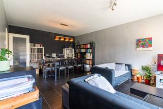 <p>Flexibel wonen nabij het centrum van Schoten. Op een steenworp van het centrum vind je dit praktisch ingedeelde appartement op de eerste verdieping. Je geniet van een rustige ligging, maar bent toch snel bij winkels, scholen en openbaar vervoer.</p><p>Het appartement bestaat uit een ruime, lichtrijke leefruimte - een terras aan de voorzijde – een uitgeruste keuken - twee volwaardige slaapkamers (ca. 14-13m²) , waarvan één met toegang tot het terras aan de achterzijde - een derde kamer (ca. 8m²) die perfect dienst kan- doen als extra slaapkamer, bureau of dressing – een badkamer voorzien van een bad met douchefunctie, een wastafel en aansluiting voor een wasmachine - extra bergruimte vind je in de nachthal dankzij ingemaakte kasten.</p><p><br /></p><ul><li>Een privatieve garagebox achteraan het gebouw (optioneel aan te kopen voor €30.000)</li><li>Gunstig EPC (B)</li><li>Terras voor- en achteraan</li><li>Lage gemeenschappelijke kosten</li><li>Mogelijkheid tot derde slaapkamer</li><li>Momenteel <strong>verhuurd </strong></li></ul><p><br /></p>