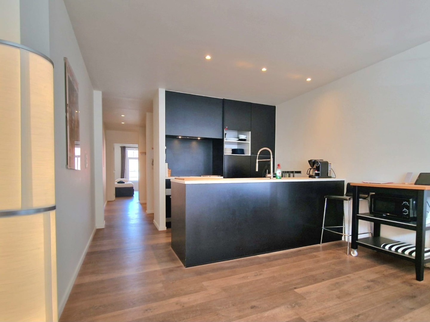 GERENOVEERD APPARTEMENT MET TWEE SLAAPKAMERS CENTRAAL GELEGEN IN DE ZEELAAN TE DE PANNE - foto 5