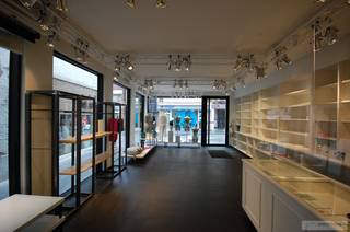 Dit instapklaar handelsgelijkvloers van 85 m2, gebouwd in 2014, is gelegen op de hoek van de Leiestraat met de Stovestraat en beschikt over een ruime etalage met veel visibiliteit. <br />Er is tevens sanitair met een kitchenette en toilet voorzien.<br /><br />Inclusief een kelderberging van 10 m2 voor stockage.<br />Deze berging is toegankelijk via de gemeenschappelijke inkom en bereikbaar met lift.<br /><br />Voor een persoonlijke afspraak of meer informatie kunt u rechtstreeks contact opnemen met Christophe<br />op het nummer 0497 41 37 37 of mailen naar christophe@immotion.be.