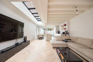 Gerenoveerd woonhuis dat opgedeeld is in 2 leuke appartementen. Een gelijkvloers met tuin & een duplex met terras.Stijlvol en kwalitatief...