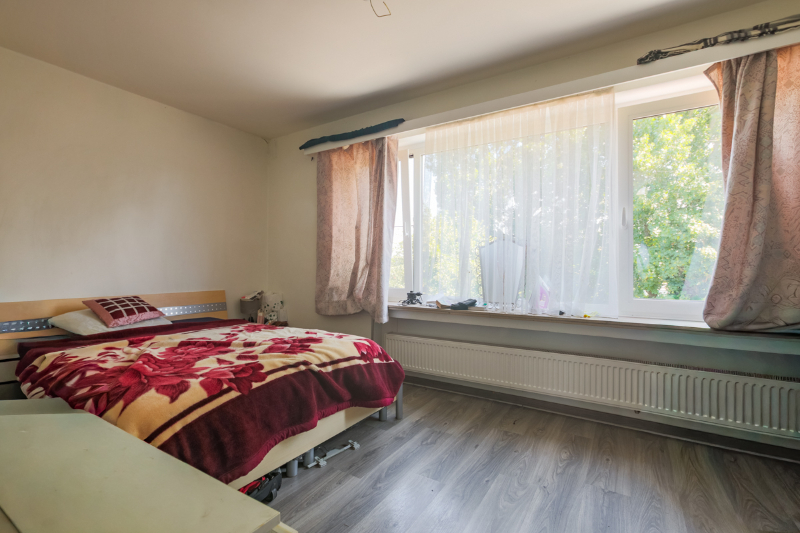 Centraal gelegen appartement van 94m² met 3 slaapkamers, kelder en garage (Energielabel B). (foto's via A. I. bewerkt) - foto 5
