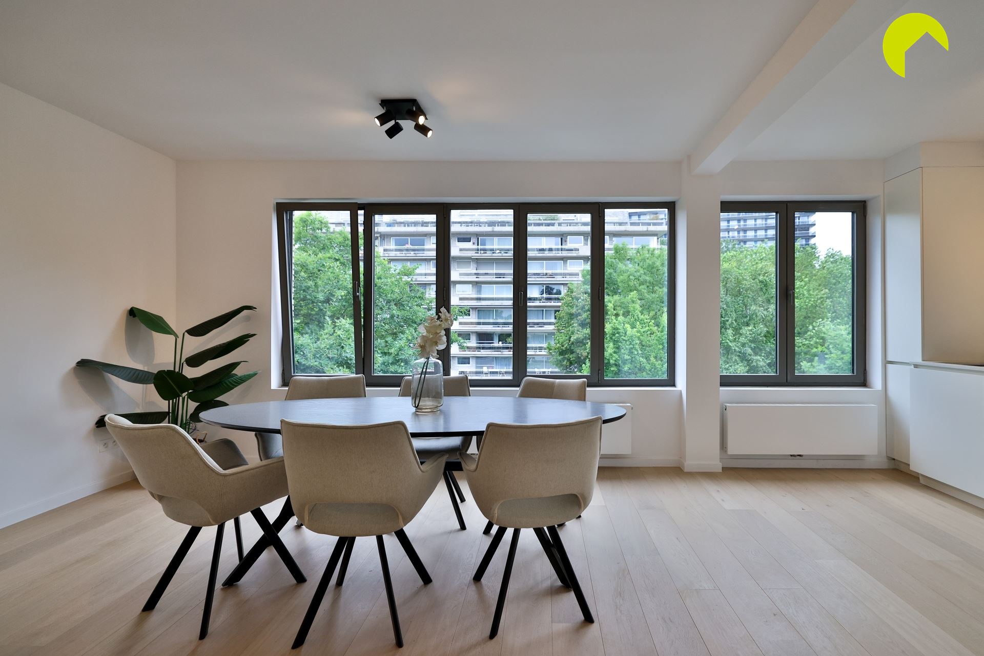 Volledig gerenoveerd appartement (85m²) met 2 slaapkamers + terras - foto 4