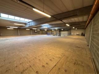 Magazijn Unit 17 van 1.152 m² met mezzanine (480 m²) en kantoren van in totaal 288m². Op deze logistieke site staan verschillende magazijnen te...