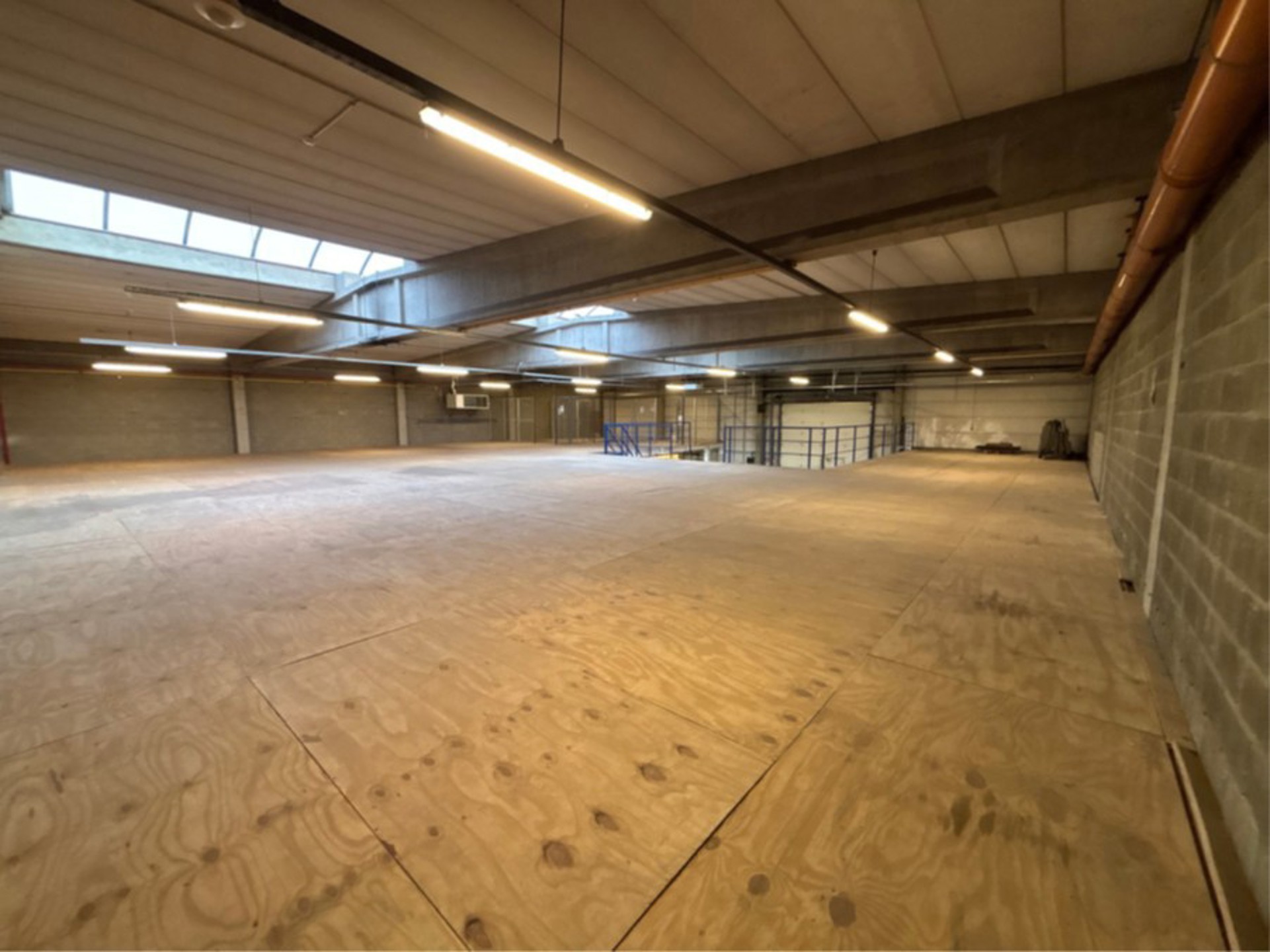 Magazijn van 1.152 m²  en kantoor 288m² nabij A12 - foto 4