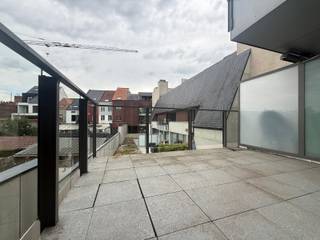 Gezellig duplex-appartement met 2 slaapkamers en autostaanplaats in hartje Tienen<br />Op zoek naar een comfortabel appartement op een centrale locatie? <br />Dit gezellige duplex-appartement is gelegen in het hart van Tienen, op wandelafstand van winkels, horeca en openbaar vervoer.Het appartement beschikt over een lichtrijke woonkamer met open keuken en aansluitend een aangenaam terras.<br />Op de verdieping bevinden zich 2 slaapkamers en een badkamer met douche, lavabo en toilet.<br />Een autostaanplaats is inbegrepen, een mooie extra troef in het centrum van de stad.<br />Huurprijs: € 955/maand<br />Gemeenschappelijke kosten: € 70/maand<br />Interesse of graag een bezoek inplannen?<br />Mail naar claudia@immogve.be of bel 016/56.56.14.