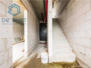 <p><span>Unieke investeringskans of ideale kangoeroewoning op toplocatie in Herzele!</span></p><p><span>In een rustige, doodlopende zijstraat van de Groenlaan in Herzele bevindt zich dit veelbelovende appartementsgebouw met een uitstekende ligging. Dankzij de combinatie van rust, privacy en een vlotte bereikbaarheid is dit een uitzonderlijke opportuniteit voor zowel investeerders als gezinnen die op zoek zijn naar een kangoeroewoning.</span></p><p><span>Het gebouw omvat twee ruime wooneenheden:</span></p><p><span>Gelijkvloers appartement (ca. 87 m²)</span><span><br />Een lichtrijke leefruimte met open keuken, praktische berging, badkamer met toilet, een ruime slaapkamer, een tweede kamer die perfect dienst kan doen als kinderkamer of bureau, en een aangename private tuin.</span></p><p><span>Duplexappartement (ca. 127 m²)</span><span><br />Deze royale duplex beschikt over een ruime doorzonleefruimte, een apart gastentoilet, vestiaireruimte, een badkamer en een bovenverdieping met een extra toilet en een grote, vrij in te delen ruimte die kan worden ingericht als drie volwaardige slaapkamers.</span></p><p><span>Het gebouw wordt verkocht in een vergevorderde afwerkingsfase: het is reeds </span><span>wind- en waterdicht</span><span> en de technische installaties zijn al voorzien. Zo zijn de leidingen voor elektriciteit, sanitair, een energiezuinig verwarmingssysteem op warmtepomp en het ventilatiesysteem reeds geplaatst. Dit biedt de nieuwe eigenaar de mogelijkheid om de verdere afwerking volledig naar eigen smaak en wensen te realiseren. De chape en isolatie en verwarming op warmtepomp zullen ook voorzien worden en overgedragen aan de nieuwe eigenaar alsook het ventilatiesysteem zal voorzien worden. De afwerking EPB zal ook voorzien worden door de verkoper. </span></p><p><span>Met een totale bewoonbare oppervlakte van ongeveer </span><span>214 m²</span><span> biedt deze eigendom tal van mogelijkheden. Ideaal als </span><span>opbrengsteigendom</span><span> met twee afzonderlijke appartementen, maar eveneens perfect geschikt als </span><span>kangoeroewoning</span><span> of voor wie wonen en investeren wil combineren.</span></p><p><span>Een unieke kans op een rustige toplocatie in Herzele, met een uitstekende toekomstwaarde.</span></p><p><span> </span></p><p><span>BTW attest 6% btw aanwezig.</span></p><p><span> </span></p><p><span>Voor inlichtingen of bezoek gelieve op de advertentie te reageren, wij bellen u dan zelf op om een afspraak in te plannen.</span></p>