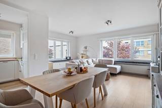 DE PRIJS IS INCLUSIEF DE GARAGEBOX - Dit ruime hoekappartement is gelegen in een rustige en aangename woonwijk, vlakbij het centrum van Hoevenen. Winkels, scholen en openbaar vervoer bevinden zich op wandelafstand. Het appartement werd gerenoveerd en is hierdoor meteen instapklaar. U komt binnen via de inkomhal, die toegang geeft tot zowel het woon- als slaapgedeelte. De ruime woonkamer met laminaatvloer geniet dankzij de grote raampartijen van veel natuurlijk licht. Aansluitend bevindt zich de comfortabel ingerichte, open keuken. Verder zijn er twee volwaardige slaapkamers waarvan één met toegang tot het balkon, een badkamer met douche en wastafel, een apart gastentoilet en een praktische berging met aansluitingen voor wasmachine en droogkast. Achteraan het appartementsgebouw beschikt het appartement bovendien over een privatieve garagebox met handmatige poort. Deze is inbegrepen in de vraagprijs. Er is geen lift aanwezig in het gebouw. Gem. kosten: €180/maand (voorschot water, verwarming, blokpolis, poetsen gang).