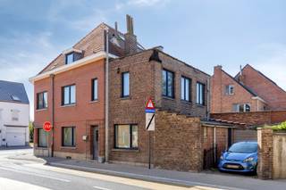 Deze goed gelegen woning in Boutersem is perfect voor gezinnen die op zoek zijn naar een ruime en comfortabele woning. Met 4 slaapkamers, een tuin en een terras biedt deze woning voldoende ruimte voor het hele gezin om te genieten van het buitenleven. De locatie is top: tussen Leuven en Tienen, vlakbij het sportcomplex Sport'o'Droom, winkels, restaurants, uitvalswegen, enz. <br /><br />Met een bewoonbare oppervlakte van 170m², is er genoeg ruimte voor het hele gezin. De oostelijke oriëntatie van de tuin zorgt ervoor dat u 's ochtends kunt genieten van de zon en kunt genieten van een kopje koffie op het terras.<br /><br />De woning heeft een EPC-waarde van energielabel E, wat betekent dat er nog ruimte is voor verbetering op het gebied van energiezuinigheid. Er is echter wel 1 ruime badkamer en 1 parkeerplaats beschikbaar, wat het comfort van de woning ten goede komt. Daarnaast is de elektrische keuring conform. <br /><br />Kortom, deze woning in Boutersem biedt alles wat u nodig heeft: ruimte, comfort, toplocatie en een mooie gezellige tuin om van te genieten. <br />Graag een bezoek? Bel David van LED-ON-IMMO op het nummer 0476 98 91 76 of mail naar info@ledonimmo.be. Tot gauw ;)