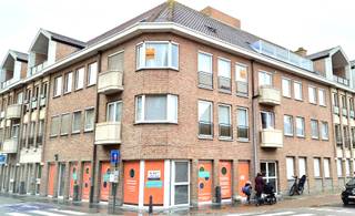 Aalter: dit ruim appartement (111 m2!) is gelegen nabij het centrum maar biedt toch een soepele aansluiting op alle hoofdwegen. (N44- E40). Het beschikt over: inkomhal, grote lichtrijke living, recente keuken, badkamer en 2 goed bemeten slaapkamers. Op kelderniveau berging en afgesloten garage. Het appartement is op heden verhuurd aan 700 euro (nog niet geïndexeerd, potentieel dus hoger). Het appartement is dus geschikt voor eigen bewoning (opzeg 6 maanden) of als investeringspand. EPC-label C, dus geen verbouwingsverplichting. Asbestvrij. Mogelijk tot bijkopen extra staanplaats aan 15.000 euro. Wenst u een bezoek? Bel 050/70 70 00 of 0475 812 810.