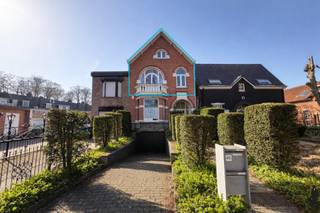 Gerenoveerd duplex appartement in "Villa Josepha" op de eerste verdieping in het centrum van Brasschaat !Indeling:De eerste verdieping bestaat uit:-...