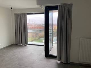 Op zoek naar een gezellige, lichtrijke studio op een toplocatie? Deze recente studio met een oppervlakte van 38m² is gelegen in het centrum van Hasselt op 5 minuutjes wandelen van het Kolonel Dusartplein. Winkels, horeca en openbaar vervoer liggen op wandelafstand, terwijl je toch geniet van rust en comfort. De studio beschikt over een aangename leefruimte met veel natuurlijke lichtinval, een praktische keuken, een badkamer en een terras waar je heerlijk kan ontspannen. Gelegen op de tiende verdieping biedt deze woonst een mooi uitzicht en extra privacy - een echte troef. Extra comfort? Dat kan. Een autostaanplaats is beschikbaar voor € 85 per maand (meerwaarde in het centrum). Beschikbaar vanaf 1 april 2026. De maandelijkse kosten bedragen € 80 en omvatten € 45 kosten gemene delen en € 35 gas. Water, elektriciteit en internet kiest en regelt u zelf. Het gebouw is voorzien van een lift. Er bestaat een mogelijkheid om de studio geheel of deels bemeubeld over te nemen, ideaal voor wie snel en zorgeloos wil intrekken. <br /><br />Voor meer informatie en/of het maken van een afspraak: patrik@ampvastgoed.be en/of ginda@ampvastgoed.be en 0465/00.40.45 en/of 0465/00.40.44