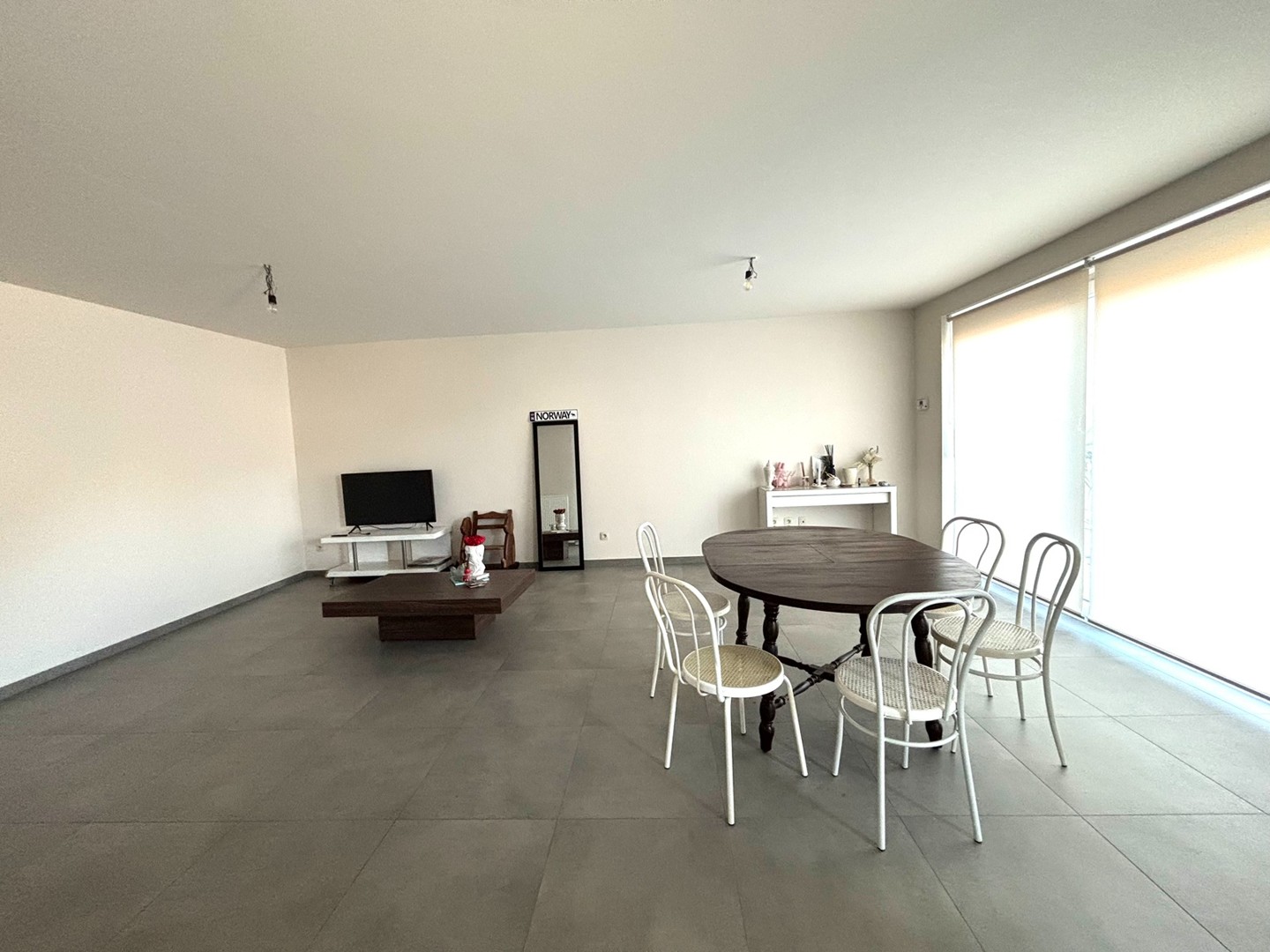 Startprijs vanaf 279.000 euro. Prachtig, modern, energiezuinig gelijkvloers appartement met 2 slpkmrs, tuin, garage en uitweg achteraan - foto 4