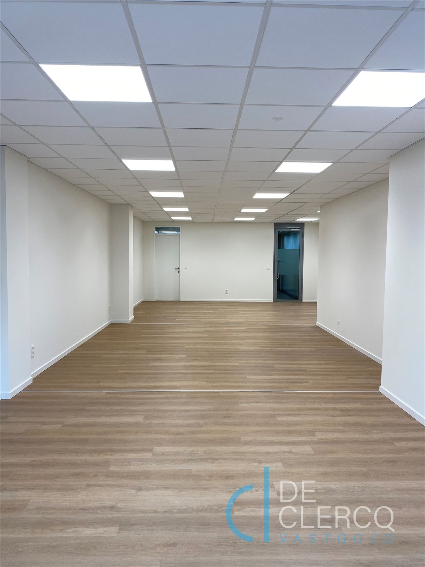 Nieuw, ruim kantoor met parking te huur centrum Lochristi! - foto 4