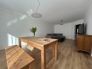 GERENOVEERD APPARTEMENT MET 2 SLAAPKAMERS, BUREAURUIMTE EN TERRAS <br />Dit gerenoveerde appartement op de eerste verdieping van een zeer goed onderhouden gebouw is gelegen aan de Joseph Wuytslaan 12 in Deurne en biedt een aangename combinatie van ruimte, comfort en een moderne afwerking.<br />Bij het binnenkomen kom je terecht in een ruime en praktische inkomhal met ingemaakte kasten. De lichtrijke living biedt voldoende plaats voor zowel een gezellige zithoek als een eetruimte. Aansluitend bevindt zich de geïnstalleerde keuken, voorzien van de nodige toestellen.<br />Het appartement beschikt over twee volwaardige slaapkamers. Deze zijn achteraan gelegen. Achter deze slaapkamers bevindt zich bovendien een aangenaam terras, een extra troef waar je in alle rust kunt genieten.<br />Daarnaast is er een derde kamer, ideaal als bureau, dressing, hobbyruimte of bergruimte. Deze kamer beschikt niet over een raam en wordt daarom niet als volwaardige slaapkamer beschouwd.<br />De badkamer werd volledig vernieuwd en is modern en praktisch ingericht.<br />Het appartement is recent gerenoveerd en is instapklaar. Dankzij de ruime leefruimte, twee slaapkamers, extra bureauruimte en het terras is dit een interessante woning voor zowel een koppel, een gezin als iemand die nood heeft aan een afzonderlijke thuiswerkplek.<br />Garagebox achter het gebouw apart bij te kopen voor € 25.000.