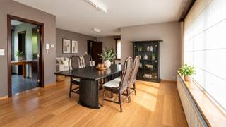 Dit verzorgde appartement is gelegen te Lokeren en biedt een comfortabele woonomgeving met een praktische indeling en aangename buitenruimte. Bij het betreden van het appartement kom je in de inkomhal, die toegang geeft tot de verschillende ruimtes.<br /><br />De woonkamer geniet van een aangename lichtinval en vormt een gezellige leefruimte waar het prettig vertoeven is. Aansluitend bevindt zich de keuken en beschikt over een aanpalende berging, ideaal voor extra opslag of het plaatsen van huishoudtoestellen.<br /><br />Het appartement beschikt over twee slaapkamers. De badkamer is voorzien van een ligbad, en daarnaast is er een apart toilet aanwezig.<br /><br />Via de keuken heb je toegang tot het terras en de tuin, waar je kan genieten van de buitenlucht. Bovendien is een garagebox inbegrepen, wat zorgt voor veilige parkeergelegenheid en bijkomende bergruimte.<br /><br />De huurprijs bedraagt €900 per maand, met €15 vaste kosten per maand. Het appartement is beschikbaar vanaf november 2026.<br /><br />Interesse in dit ruime appartement met garage? Neem dan gerust contact met ons op voor meer informatie of om een bezichtiging in te plannen.