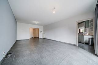 Info : bruxelles.ouest@weinvest.be of 02 315 77 22 | Mooi appartement met 2 slaapkamers, terras, kelder en twee parkeerplaatsen (beide voor 30.000€)<br /><br />Dit aangename appartement met 2 slaapkamers, gelegen op de 1ste verdieping van een goed onderhouden gebouw, biedt een comfortabele en praktische woonomgeving, vlakbij alle voorzieningen.<br /><br />Het appartement bestaat uit een inkomhal met veiligheidsdeur en videofoon, een lichtrijke leefruimte met toegang tot het terras en een volledig uitgeruste keuken met bergruimte.<br /><br />De nachthal geeft toegang tot twee slaapkamers, beide voorzien van parketvloer, evenals een badkamer uitgerust met een bad, dubbele wastafel, toilet en aansluiting voor een wasmachine. Een afzonderlijke douchekamer vervolledigt het slaapgedeelte.<br /><br />Het appartement vereist geen grote werken en biedt een ideale basis voor een onmiddellijke ingebruikname, met eventueel een opfrissing van de schilderwerken naar eigen smaak.<br /><br />Tot de vele troeven behoren : EPC > C, een individuele Viessmann-gasketel die ongeveer 3 jaar geleden werd geïnstalleerd, houten ramen met dubbele beglazing die in 2025 werden behandeld, een glasvezelaansluiting en parketvloeren in beide slaapkamers. Een privatieve kelder, een fietsenberging en een vuilnislokaal vervolledigen het geheel.<br /><br />Er zijn twee overdekte parkeerplaatsen beschikbaar aan 15.000€ per plaats, hetzij 30.000€ voor beide, bovenop de prijs van het appartement en VERPLICHT aan te kopen.<br /><br />Het gebouw geniet van een bijzonder gunstige ligging, vlakbij winkels, openbaar vervoer (tram, bus en metro), het station, belangrijke verbindingswegen en scholen.<br /><br />Een functioneel en goed onderhouden appartement met een uitstekend EPC > C, ideaal zowel voor eigen bewoning als voor een investering.<br /><br />Zeker te ontdekken !<br /><br />EPC > C – CO₂: 22 kg/(m².jaar) – 111 kWhEP/(m².jaar) - Ontdek al onze exclusieve panden op onze website: WWW.WEINVEST.BE