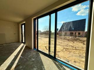 <strong>Welkom in Hoeilaart Bemdekensveld!</strong><br /><br />In Hoeilaart bouwt Matexi 7 ruime nieuwbouwwoningen. Samen vormen ze een kleinschalige buurt die ideaal gelegen is, vlakbij het centrum van Hoeilaart op slechts enkele minuten van Brussel.<br /><br />Dé grote troef van Bemdekensveld is de strategische locatie. Je bevindt je hier vlakbij het <strong>centrum van Hoeilaart</strong> en <strong>je bereikt snel de snelweg</strong>. Het Zoniënwoud ligt op maar 5 minuutjes fietsen, het station op 10 minuten.<br /><br />Ook de omgeving maakt dit kleinschalige project ontzettend aantrekkelijk voor gezinnen.<br /><br />De woningen zelf zijn ruim, <strong>comfortabel en energiezuinig</strong>. Dankzij <strong>zonnepanelen en warmtepomp</strong> wordt je energiefactuur tot een minimum herleid. Het hedendaagse ontwerp gaat hand in hand met een kwalitatieve afwerking.<br /><br />Lot 6 is <strong>een halfopen bebouwing met 3 slaapkamers</strong> met een <strong>grondoppervlakte </strong>van <strong>334 m²</strong>. De <strong>inpandige garage</strong> en de aanleg van het terras zitten mee inbegrepen in de prijs, de <strong>zolder is optioneel af te werken</strong>.<br /><br />Heb je interesse? Neem dan snel contact met ons op.