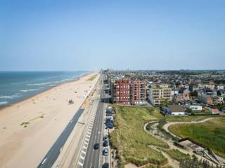 Dit rustig gelegen appartement bevindt zich in de klassevolle nieuwbouwresidentie 'Belmaris', op enkele passen van het strand, de tramhalte en op wandel- en fietsafstand van diverse winkels en eetgelegenheden.<br />Het unieke appartement is praktisch ingedeeld en bestaat uit een inkomhal met ruimte voor vestiaire, woonkamer met open keuken en toegang tot het zongerichte terras, 2 volwaardige slaapkamers, waarvan één met toegang tot het tweede terras, badkamer met dubbel lavabomeubel, inloopdouche en ligbad, apart toilet en berging met aansluiting voor wasmachine.<br />Vanuit de woonkamer en vanop het zonneterras kan men hier genieten van een prachtig zicht op de duinen en op zee!<br />Dit kwalitatief afgewerkt appartement voldoet aan alle hedendaagse normen! Het appartement is energiezuinig en de verwarming wordt voorzien via een warmtepomp (lucht/water) die op afstand kan geregeld worden. Bovendien is het appartement voorzien van zonnepanelen.<br />De koper heeft nog volledige inspraak op de binnenafwerking! <br />Mogelijkheid tot aankoop van een staanplaats, garage of berging in de residentie!<br />Contacteer ons snel om de vele troeven van dit appartement verder te ontdekken!