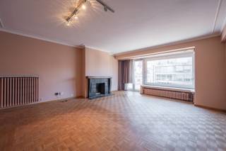 Au sein de la résidence Residentie Europe, nous vous proposons cet appartement à rafraîchir bénéficiant d’une situation centrale sur la Lippenslaan, avec une vue dégagée en direction de la Elizabetlaan.<br /><br />L’appartement offre une superficie habitable de 85 m² et dispose d’un agencement pratique et confortable. La cuisine séparée est entièrement équipée avec tout le confort moderne. Vous y trouverez également deux chambres spacieuses et complètes, idéales tant comme résidence principale, pied-à-terre ou investissement.<br />La salle de bains, située au centre de l’appartement, est fonctionnelle. Une cave privative dans l’immeuble complète l’ensemble et offre un espace de rangement supplémentaire.<br /><br />Intéressé(e) ? Contactez-nous pour plus d’informations ou pour organiser une visite.<br /><br />Ref. A721 