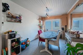 <p>Op zoek naar een gezellige starterswoning of een interessante investering? Deze charmante woning geniet van een <span>rustige en centrale ligging</span>, op wandelafstand van de Markt van Eernegem, winkels, scholen. Bovendien is er parkeergelegenheid in de directe omgeving.</p>
<p>De woning omvat op het gelijkvloers een <span>inkomhal, gezellige leefruimte met pelletkachel en een keuken</span> met zicht en toegang tot de koer en tuin. Achteraan bevinden zich verschillende koterijen met mogelijkheden.</p>
<p>Op de eerste verdieping bevinden zich de <span>badkamer en twee slaapkamers</span>. De ruime zolderverdieping biedt bovendien de mogelijkheid om, mits verdere afwerking, <span>één of meerdere extra kamers</span> te creëren.</p>
<p>Een absolute troef is de <span>diepe, perfect georiënteerde tuin</span>, waar je volop kunt genieten van rust en privacy.</p>
<p>Dankzij de ligging, de buitenruimte en het aanwezige potentieel is deze woning interessant als <span>eerste eigen woning, renovatieproject of investering</span>.</p>
<p>📍 <span>Interesse? Plan vandaag nog uw bezoek.</span><br />📞 0477 03 03 03</p>