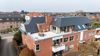 Ruim, lichtrijke penthouse met terras van ca. 55m² te Minderhout!INDELING:- Inkomhal- Bureau/ slaapkamer- Zeer lichtrijke leefruimte op parket-...