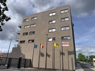 Prachtig appartement in het centrum van Dendermonde gelegen op de 4de verdieping en op wandelafstand van winkels, openbaar vervoer, ,...<br />Bestaande uit: inkomhal, aparte wc, lichtrijke leefruimte met open, volledig ingerichte keuken en berging, zuid west gericht terras, 1 ruime slaapkamer, badkamer met inloopdouche.<br />Gemeenschappelijke fietsenberging aanwezig. Gemeenschappelijke kosten: 90€/maand. <br />Voor meer info mail vero@berno.be of bel 052/20 24 40.
