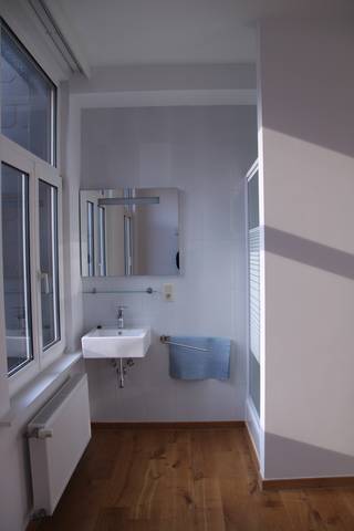 Mooi appartement op centrale ligging in de nabije omgeving van Park Spoor Noord, diverse hoge scholen, openbaar vervoer,...<br /><br />Indeling:<br />Leefruimte op parket.<br />Ingerichte open keuken met toestellen.<br />1 slaapkamer<br />Badkamer met douche en lavabo.<br />Afzonderlijk toilet<br />Terras<br /><br />Individuele nutsvoorzieningen. Algemene onkosten: €30 per maand