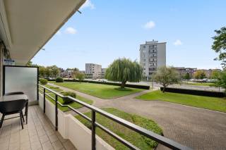 Dit charmante appartement op de eerste verdieping in Tienen biedt een comfortabele en praktische woonruimte, ideaal voor jonge gezinnen of koppels. Het appartement beschikt over twee ruime slaapkamers, perfect om in te richten als slaapkamers, een thuiskantoor of hobbyruimte. De badkamer is modern en functioneel, voorzien van alle noodzakelijke voorzieningen voor dagelijks comfort. Daarnaast is er een aangename leefruimte waar u gezellig kunt ontspannen of gasten kunt ontvangen. Het appartement beschikt ook over een garagebox.<br />Dankzij de centrale ligging in Tienen bent u dicht bij lokale winkels, openbaar vervoer en andere faciliteiten. Dit appartement combineert rust en bereikbaarheid, waardoor het een uitstekende keuze is voor wie wil genieten van het leven in de stad.