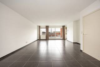 Bent u op zoek naar een comfortabel en goed gelegen appartement met buitenruimte en garage? Dan is deze woonst aan Minderhoutdorp 26a beslist...