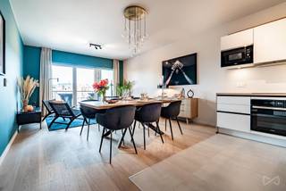 We Invest Liège vous présente le projet « Bavière », véritable quartier nouveau entièrement piéton au cœur de Liège. Pensé dans son ensemble afin d’offrir une qualité de vie répondant aux enjeux actuels tant sociaux qu’environnementaux, il se compose de plusieurs pôles complémentaires offrant aux habitants une diversité de services ainsi que des lieux de rencontre afin de tisser des liens entre résidents. Répartis en 5 immeubles (D1, D2, D3, D4 & D5) de typologies et d’expressions architecturales différentes, les appartements comportent entre 1 et 3 chambres et seront livrés entièrement finis et équipés. La luminosité et l’accessibilité des espaces privés et publics auxquelles une attention toute particulière a été apportée vous séduiront à tous les coups. Venez vous faire votre propre idée en visitant notre appartement témoin (visuels non-contractuels) ! <br />Bureau d'accueil sur place : Uniquement sur rendez-vous. Plus d'informations : 04 277 00 07 | liege@weinvest.be | www.weinvest.be !