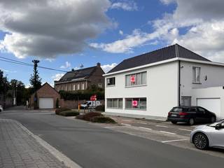 Dit gebouw heeft een vergunning als handelsruimte met woonst en is momenteel ingedeeld als 2 appartementen.<br />De woning biedt ook tal van mogelijkheden naar kangoeroewonen/zorgwonen/co-housing/... toe.<br />Het pand is uitstekend gelegen in een rustige straat doch in het centrum van Merelbeke nabij de aansluiting met de verbindingswegen, winkels, openbaar vervoer, scholen, enz.<br />Indeling:<br />Gelijkvloers met gemeenschappelijke inkomhal, <br /><u>Appartement 1</u>: woonkamer met eetplaats, zithoek, open keuken met aanhorigheden, 2 ruime slaapkamers, badkamer met wastafel en douche, apart gastentoilet.<br />Verder is er nog een gezellige koer en een ruime garage en een parkeerplaats voor de garage.<br />Bewoonbare opp: 89m<sup>2</sup> (opgemeten volgens epc).<br />EPC: 275 kWh/(m² jaar) - label C (geen renovatieverplichting).<br /><br /><u>Appartement 2</u>: Woonkamer met zithoek en eetplaats, keuken met aanhorigheden, 2 ruime slaapkamers, badkamer met douche, wastafel en toilet.<br />Bewoonbare opp: 89m<sup>2</sup> (opgemeten volgens epc).<br />EPC:  314 kWh/(m² jaar) - label D (geen renovatieverplichting).<br />Asbestattest: Asbestveilig.<br /><br />Stedenbouwkundige inlichtingen: in aanvraag 22/10/2026.<br /><br /> 
