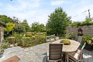 Stap binnen in deze prachtige herenwoning boordevol authenticiteit en karakter, gelegen op een mooi perceel van ruim 7 are. Met een...