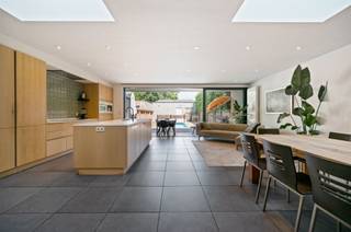 Karaktervolle herenwoning met praktijk-/ handelsruimte te Duffel. Deze prachtige en statige woning is volledig gemoderniseerd en geoptimaliseerd...