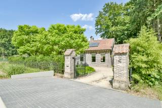 Stap binnen in een oase van rust, omringd door natuur, waar comfort en charme hand in hand gaan. Deze prachtige woning ligt op een perceel van 7.335 m², met de mogelijkheid om uit te breiden tot maar liefst 28.690 m². Dankzij de royale oppervlakte en de landelijke ligging is dit bovendien de ideale plek voor het houden van weidedieren.<br /><br />Bij het betreden van de woning komt u in een ruime inkomhal met gastentoilet. Op het gelijkvloers bevindt zich een volwaardige slaapkamer met een ensuite badkamer, uitgerust met een ligbad en een lavabomeubel, ideaal voor wie gelijkvloers wil wonen of gasten wil ontvangen in alle comfort.<br /><br />De royale leefruimte van 51 m² baadt in het natuurlijk licht dankzij de grote raampartijen die een prachtig zicht bieden op de groene voortuin. Aansluitend vindt u een open keuken, volledig uitgerust met moderne apparatuur, een droom voor elke kookliefhebber.<br /><br />De veranda van 40m² zorgt voor een overvloed aan lichtinval en is ideaal om te vertoeven met prachtig zicht op de groene omgeving gedurende het jaar door.<br /><br />Op de eerste verdieping bevinden zich nog twee volwaardige slaapkamers en een handige tussenruimte die u flexibel kan inrichten, bijvoorbeeld als bureau, hobbyruimte of extra dressing.<br />Kom deze unieke woning zelf ontdekken en laat u betoveren door de rust, het comfort en de ruimte.<br /><br />De vermelde prijs is een richtprijs. Elk bod, hoger of lager, wordt voorgelegd aan de eigenaar, die zich het recht voorbehoudt om dit te aanvaarden of te weigeren.
