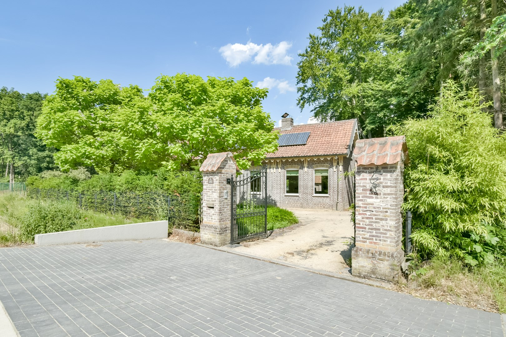 Welkom in deze charmante woning te midden van het groen in het hart van Oostkamp! - foto 2