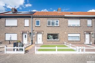 <p><strong>De ligging</strong><br />De 'Willem Bouvier Cartonstraat' is een <strong>rustige woonwijkstraat</strong> en sinds kort ook <strong>fietsstraat </strong>(zone 30), voorzien van <strong>éénrichtingsverkeer</strong>. Doch gelegen op wandelafstand van het centrum van Sint-Baafs-Vijve én Wielsbeke dewelke voorzien is van allerhande winkels, horeca, basisschool (nabij) en overige sport- en cultuurfaciliteiten. Het openbaar vervoer stopt vlakbij. Centrum Waregem/Zulte en Oostrozebeke zijn allen bereikbaar op nog geen 10 min. rijden. Kortom, uitermate rustig gelegen woning doch met <strong>zéér goede bereikbaarheid</strong>!<br /><br /><strong>De woning</strong><br />De woning zelf is een <strong>zeer kloeke en robuuste woning</strong> opgericht in 1956 en vanaf 2009 tot op heden werd de woning <strong>helemaal gerenoveerd</strong>. Zo werd de woning voorzien van <strong>nieuwe ramen</strong> (dubbel glas en PVC raamprofielen), <strong>nieuwe vloeren</strong> (tegels en laminaat), een <strong>nieuwe keuken </strong>van Ixina en nieuw badkamer sanitair. Tevens werd de <strong>elektrische installatie helemaal vernieuwd </strong>in 2009 alsook werd de woning toen voorzien van <strong>centrale verwarming met nieuwe leidingen</strong> en tot slot een <strong>splinternieuwe gascondensatieketel </strong>geïnstalleerd in januari 2026. Recentelijk werd de volledige woning ook opnieuw geschilderd in neutrale kleuren waardoor u werkelijk kan spreken van een instapklare woning in de letterlijke zin van het woord. <br /><br /><strong>De indeling</strong><br />Gelijkvloers: mooie inkomhal met statige trap - <strong>zéér ruime en lichtrijke woonkamer</strong> opgedeeld in zithoek, eethoek en <strong>grote open keuken</strong> (+ toegang kelderberging) - wasplaats met afzonderlijk toilet - <strong>grote garage</strong> met recent geplaatste poort (geautomatiseerd) bereikbaar via de <strong>garageweg</strong> achterliggend het perceel - terras (bereikbaar via de woonkamer) met stadskoer;<br />Verdieping 1: nachthal - <strong>3 slaapkamers</strong> - badkamer met douche, toilet en lavabomeubel;<br />Verdieping 2: zolder (kan desgewenst ingericht worden).<br /><br /><strong>Kenmerken</strong><br />- oppervlakte perceel: 213 m²<br />- bruikbare vloeroppervlakte cf. EPC: 147 m²<br />- CV via aardgas + nieuwe condenserende gasketel<br />- elektriciteit conform<br />- dubbel glas en PVC raamprofielen<br />- EPC: 220 kWh/m² jaar - C-label<br /><br /><strong>Troeven</strong><br />- Instapklare woning!! (elektriciteit conform, géén renovatieplicht cf. EPC, volledig geschilderd)<br />- Topligging!!<br />- Garageweg achteraan het perceel!!<br /><br />Voor meer informatie of een bezoek reageer via het contactformulier of stuur naar info@hckinvest.be<br /> </p>