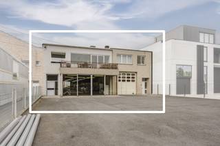 Op zoek naar een uitzonderlijke eigendom waar wonen, werken en ruimte perfect kunnen worden gecombineerd? Langs de Brugsesteenweg in Kuurne bieden we twee veelzijdige panden samen aan, goed voor een bijzonder ruim geheel met tal van mogelijkheden voor ondernemers, zelfstandigen, investeerders of wie wonen en werken wil combineren.<br /><br />De twee eigendommen beschikken samen over maar liefst 466 m² aan polyvalente ruimtes, aangevuld met ruime woonmogelijkheden, buitenruimte en parkeergelegenheid.<br /><br />Het eerste pand omvat een ruime gelijkvloerse ruimte van 175 m² met een poorthoogte van maar liefst 3,70 meter. Deze ruimte kan perfect dienstdoen als garage, magazijn, opslagruimte, atelier, hobbyruimte of zelfs als locatie voor het organiseren van groepslessen. De ruime oprit zorgt voor een vlotte toegankelijkheid en biedt parkeergelegenheid voor meerdere voertuigen.<br /><br />Boven deze ruimte bevindt zich een verzorgd appartement van maar liefst 150 m², bereikbaar via een afzonderlijke ingang. De gezellige leefruimte beschikt over een haard en sluit aan op de vernieuwde, volledig uitgeruste keuken. Verder zijn er drie slaapkamers: een ruime hoofdslaapkamer en twee aansluitende kamers die dankzij een schuifdeur van elkaar kunnen worden gescheiden. Daarnaast zijn er een badkamer, afzonderlijk toilet en praktische berging.<br /><br />Een absolute troef is de veranda met aansluitend een bijzonder ruim dakterras van maar liefst 75 m². Een heerlijke buitenruimte om te ontspannen of gezellig te tafelen. Achteraan bevindt zich bovendien een ruime tuinzone met heel wat mogelijkheden, onder meer voor wie graag dieren houdt of extra buitenruimte wenst. Twee airco-installaties zorgen voor extra comfort tijdens warme zomerdagen.<br /><br />Het tweede pand beschikt over een nog grotere gelijkvloerse polyvalente ruimte van maar liefst 291 m², met een poorthoogte van 2,95 meter. Ook hier zijn de mogelijkheden bijzonder uitgebreid: garage, magazijn, opslagruimte, atelier, hobbyruimte of een ruimte voor een eigen activiteit of groepslessen. De ruime oprit zorgt opnieuw voor een vlotte toegankelijkheid en extra parkeermogelijkheden.<br />Via een authentieke inkomhal met karaktervolle trap bereik je de bovenliggende woonst van 171 m². De ruime nachthal vormt het centrale vertrekpunt en geeft toegang tot alle vertrekken. Er is een aparte keuken, een lichtrijke leefruimte met balkon, twee ruime slaapkamers, een badkamer en een veranda met aansluitende berging. De woonst biedt een aangename basis om er meteen comfortabel te wonen.<br /><br />De combinatie van beide panden creëert een bijzonder ruim geheel met twee afzonderlijke woongelegenheden en een totale polyvalente oppervlakte van 466 m². Hierdoor zijn er tal van mogelijkheden voor wie wonen en werken wil combineren, meerdere activiteiten wil huisvesten, extra opslagruimte nodig heeft of op zoek is naar een interessante investering.<br /><br />Ook de ligging is een belangrijke troef. De eigendommen bevinden zich langs de Brugsesteenweg in Kuurne, met een vlotte verbinding naar de R8. Zowel Kuurne, Kortrijk als de omliggende gemeenten zijn hierdoor uitstekend bereikbaar. De commerciële ligging maakt het geheel bovendien interessant voor verschillende professionele activiteiten.<br /><br />De panden bevinden zich in een zone met gemengde bestemming, waar onder meer wonen, diensten, kantoren, stapelplaatsen en handelsactiviteiten mogelijk zijn. Autohandel en een supermarkt zijn niet toegelaten.