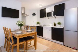 BRUXELLES (CEE), rue de l’Enseignement, dans l’un des quartiers les plus prisés de Bruxelles, cet appartement d’environ 50 m² est situé au 1er étage d’une charmante petite copropriété. Une adresse stratégique, à deux pas des institutions européennes, des transports en commun, des commerces, restaurants et espaces verts. Ici, on profite d’un cadre de vie qui combine énergie urbaine et confort quotidien, très recherché par les expatriés comme par les locataires bruxellois. L’appartement, en excellent état, offre un intérieur chaleureux et fonctionnel, prêt à être occupé sans travaux. Côté investissement, le bien coche toutes les cases : il est actuellement loué 1.300 €/mois, garantissant un revenu immédiat et une sécurité locative dans un secteur à forte demande. PEB : C+. Que vous cherchiez un pied-à-terre au cœur de l’Europe, un premier achat, ou un placement sûr et durable, ce bien représente une opportunité rare. 👉 Une adresse, un rendement, une valeur sûre ! À découvrir sans tarder !<br /><br /><span>1e étage</span> : "Appartement 1er" (quotités 166/1.000èmes)<br />
<ul>
<li><span>Living avec cuisine USA équipée de ± 25m²</span></li>
<li><span>Salle de douche avec WC et connexion buanderie</span></li>
<li><span>Chambre à coucher de ± 15m²</span></li>
</ul>
<p><span>PAS de cave </span></p>